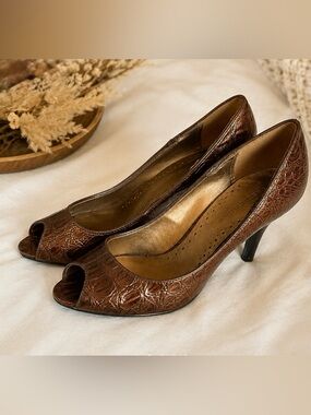 Predictions Metallic Brown Croc Embossed Peep Toe Heels Size 6